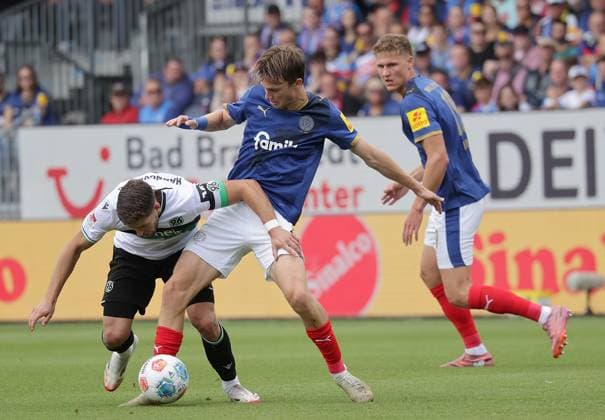 Enzo Leopold Hannover 96 in duel with Magnus Knudsen Holstein Kiel Football, Men, Season 2025 2026, 2 BL, Holstein Stadion, Holstein Kiel vs Hannover 96, 1 2 DFL REGULATIONS PROHIBIT ANY USE OF PHOTOGRAPHS AS IMAGE SEQUENCES AND OR QUASI VIDEO
