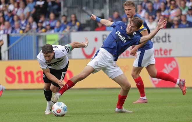 Enzo Leopold Hannover 96 in duel with Magnus Knudsen Holstein Kiel Football, Men, Season 2025 2026, 2 BL, Holstein Stadion, Holstein Kiel vs Hannover 96, 1 2 DFL REGULATIONS PROHIBIT ANY USE OF PHOTOGRAPHS AS IMAGE SEQUENCES AND OR QUASI VIDEO