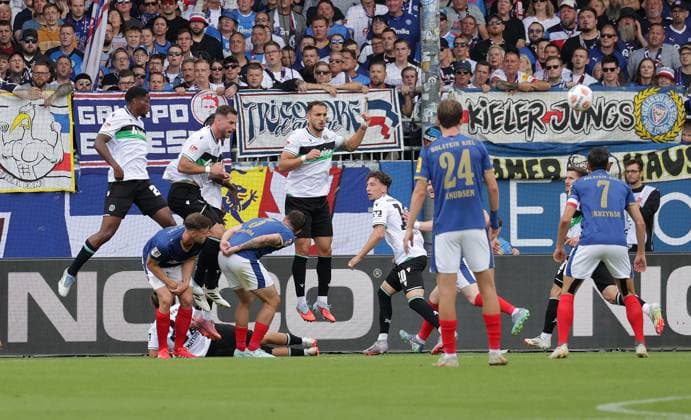 Free kick Holstein Kiel Steven Skrzybski Holstein Kiel Football, Men, Season 2025 2026, 2 BL, Holstein Stadion, Holstein Kiel vs Hannover 96, 1 2 DFL REGULATIONS PROHIBIT ANY USE OF PHOTOGRAPHS AS IMAGE SEQUENCES AND OR QUASI VIDEO