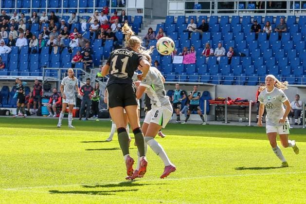 Header by Lea Schueller 11 FC Bayern Muenchen Frauen , with Janina Minge 6 VfL Wolfsburg Frauen , FC Bayern Muenchen Frauen vs VfL Wolfsburg Frauen, DFL, Bundesliga, Saison 2025 2026, BBBank Wildpark, Google Pixel Supercup der Frauen, 30 08 2025 DFB regulations prohibit any use of photographs as image sequences and or quasi video Karlsruhe Baden Wuerttemberg Germany Copyright: xkolbert-press MartinxAgüerax