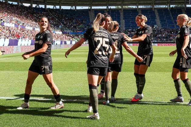 Team FC Bayern Muenchen Womens goal celebration after the 4 1, with Jovana Damnjanovic 9 FC Bayern Muenchen Women , Sarah Zadrazil 25 FC Bayern Muenchen Women , FC Bayern Muenchen Women vs VfL Wolfsburg Women, DFL, Bundesliga, Saison 2025 2026, BBBank Wildpark, Google Pixel Supercup der Frauen, 30 08 2025 DFB regulations prohibit any use of photographs as image sequences and or quasi video Karlsruhe Baden Wuerttemberg Germany Copyright: xkolbert-press MartinxAgüerax