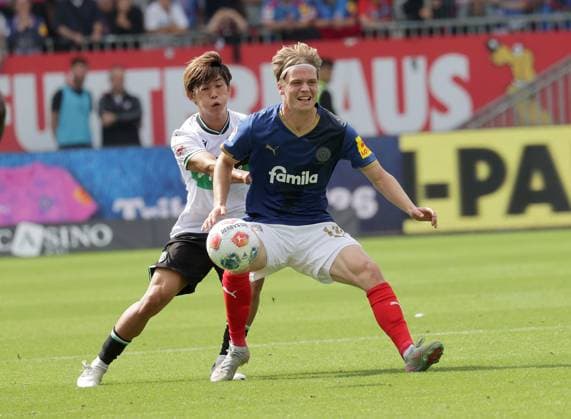 Hayate Matsuda Hannover 96 , Jonas Therkelsen Holstein Kiel Fußball, Herren, Saison 2025 2026, 2 BL, Holstein Stadion, Holstein Kiel gegen Hannover 96, 1 2 DFL REGULATIONS PROHIBIT ANY USE OF PHOTOGRAPHS AS IMAGE SEQUENCES AND OR QUASI VIDEO