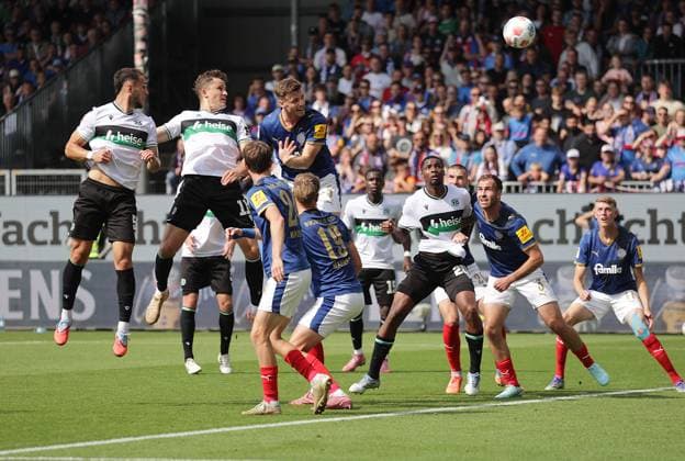 Header Benedikt Pichler Hannover 96 Football, Men, Season 2025 2026, 2 BL, Holstein Stadion, Holstein Kiel vs Hannover 96, 1 2 DFL REGULATIONS PROHIBIT ANY USE OF PHOTOGRAPHS AS IMAGE SEQUENCES AND OR QUASI VIDEO