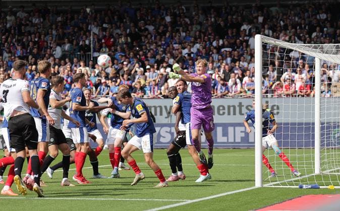 Fist defense Jonas Krumrey Holstein Kiel Football, Men, Season 2025 2026, 2 BL, Holstein Stadion, Holstein Kiel vs Hannover 96, 1 2 DFL REGULATIONS PROHIBIT ANY USE OF PHOTOGRAPHS AS IMAGE SEQUENCES AND OR QUASI VIDEO