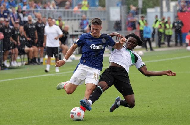 Duel between Adrian Kapralik Holstein Kiel and Hendry Blank Hannover 96 Football, Men, Season 2025 2026, 2 BL, Holstein Stadion, Holstein Kiel vs Hannover 96, 1 2 DFL REGULATIONS PROHIBIT ANY USE OF PHOTOGRAPHS AS IMAGE SEQUENCES AND OR QUASI VIDEO