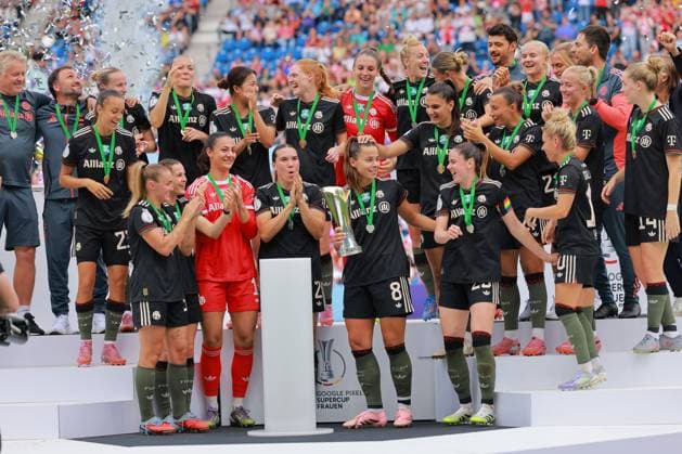 Supercup Winners 2025 FC Bayern Munich Maria Luisa Grohs 1 FC Bayern Women 1 , Jovana Damnjanovi 9 FC Bayern Women 1 , Lena Oberdorf 8 FC Bayern Women 1 , Ena Mahmutovic 21 FC Bayern Women 1 , Michael Netolitzky 516 FC Bayern Women 1 , Pernille Harder 21 FC Bayern Women 1 , Magdalena Eriksson 5 FC Bayern Women 1 , Vanessa Gilles 2 FC Bayern Women 1 , Carolin Simon 30 FC Bayern Women 1 , Sarah Zadrazil 25 FC Bayern Women 1 , Hamid Masoum Beygi 515 FC Bayern Women 1 , Kjetil Lone 517 FC Bayern Women 1 , Arianna Caruso 27 FC Bayern Women 1 , Lea Schüller 11 FC Bayern Women 1 , Momoko Tanikawa 18 FC Bayern Women 1 , Stine Ballisager 3 FC Bayern Women 1 , Franziska Kett 20 FC Bayern Women 1 , Tuva Hansen 6 FC Bayern Women 1 , Alara ehitler 14 FC Bayern Women 1 , Clara Schöne 518 FC Bayern Women 1 , Georgia Stanway 31 FC Bayern Women 1 and Linda Dallmann 10 FC Bayern Women 1 celebrate winning the Supercup together with trophy and medals Football I Women I Season 2025 2026 I Supercup I FC Bayern Munich - VFL Wolfsburg I 29 08 2025 Copyright: xMaxxMesterx
