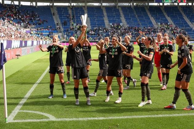 FC Bayern Muenchen women celebrate winning the Supercup, FC Bayern Muenchen women vs VfL Wolfsburg women, DFL, Bundesliga, Saison 2025 2026, BBBank Wildpark, Google Pixel Supercup der Frauen, 30 08 2025 DFB regulations prohibit any use of photographs as image sequences and or quasi video Karlsruhe Baden Wuerttemberg Germany Copyright: xkolbert-press MartinxAgüerax