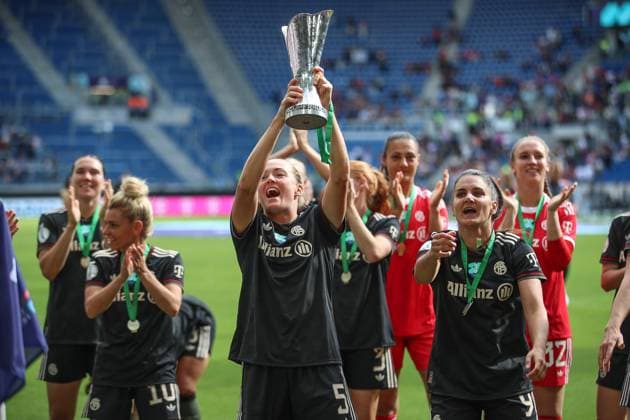 Samira Di Lauro FC Bayern Muenchen, 05 stretches the Supercup to the fans Magdalena Eriksson FC Bayern Muenchen, 09 Tuva Hansen FC Bayern Muenchen, 10 , GER, FC Bayern Muenchen vs VfL Wolfsburg, Google Pixel Supercup der Frauen, Final, 2025 2026, 30 08 2025, DFL REGULATES PROHIBIT ANY USE OF PHOTOGRAPHS AS IMAGE SEQUENCES AND OR QUASI VIDEO, GER, FC Bayern Muenchen vs VfL Wolfsburg, Google Pixel Womens Supercup, Final, 2025 2026, 30 08 2025 Karlsruhe Copyright: xEibner-Pressefoto JanxPrihodax EP_JPA