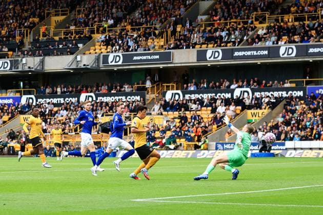 Wolverhampton, England, 30th August 2025. See Chan Hwang of Wolverhampton Wanderers scores his team™s first goal during the Wolverhampton Wanderers vs Everton Premier League match at Molineux, Wolverhampton. Picture credit should read: Jessica Hornby Sportimage EDITORIAL USE ONLY. No use with unauthorised audio, video, data, fixture lists, club league logos or live services. Online in-match use limited to 120 images, no video emulation. No use in betting, games or single club league player publications. SPI_021_JH_WOLVES_EVERTON SPI-4096-0021