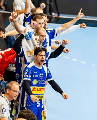 30 08 2025, GER, Handball, Men, Season 25 26, Daikin 1 Bl, 1 Spieltag ThSV Eisenach SC DHfK Leipzig Sebastian Hinze ThSV Eisenach,Trainer beim jubel gemeinsam mit der Mannschaft 99817 Eisenach Werner Assmann Halle Am Sportp Thueringen Germany