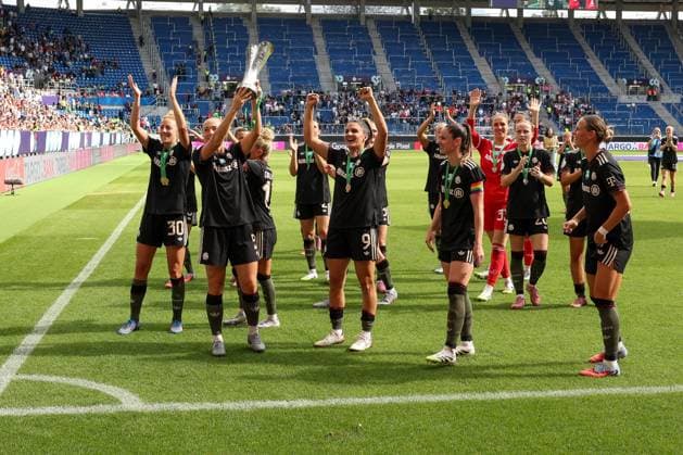 FC Bayern Muenchen women celebrate winning the Supercup, FC Bayern Muenchen women vs VfL Wolfsburg women, DFL, Bundesliga, Saison 2025 2026, BBBank Wildpark, Google Pixel Supercup der Frauen, 30 08 2025 DFB regulations prohibit any use of photographs as image sequences and or quasi video Karlsruhe Baden Wuerttemberg Germany Copyright: xkolbert-press MartinxAgüerax