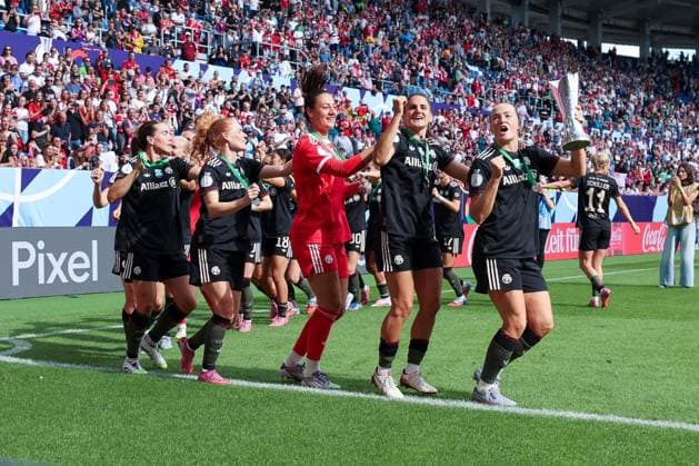 FC Bayern Muenchen women celebrate winning the Supercup, FC Bayern Muenchen women vs VfL Wolfsburg women, DFL, Bundesliga, Saison 2025 2026, BBBank Wildpark, Google Pixel Supercup der Frauen, 30 08 2025 DFB regulations prohibit any use of photographs as image sequences and or quasi video Karlsruhe Baden Wuerttemberg Germany Copyright: xkolbert-press MartinxAgüerax