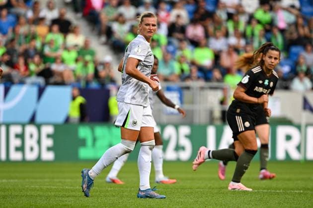 Soccer I Women I Season 2025 2026 I Supercup I FC Bayern Munich VfL Wolfsburg I 30 08 2025 Alexandra Popp 11, VfL Wolfsburg and Lena Oberdorf 8, FC Bayern Munich Karlsruhe BBBank Wildpark Baden Württemberg Germany Copyright: xLobeca InesxHähnelx