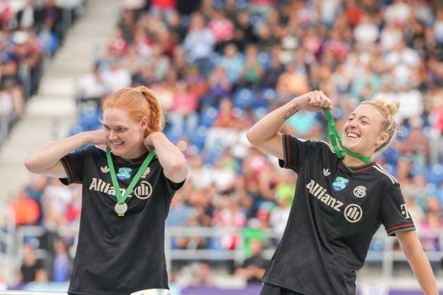Google Pixel Womens Supercup, FC Bayern Munich vs VfL Wolfsburg, 30 08 2025 Carolin Simon FC Bayern Munich, 30 showing her medal Google Pixel Womens Supercup, FC Bayern Munich vs VfL Wolfsburg, BBBank Wildpark Karlsruhe, 30 08 2025 DFB DFL REGULATIONS PROHIBIT ANY USE OF PHOTOGRAPHS AS IMAGE SEQUENCES AND OR QUASI VIDEO Copyright: xBEAUTIFULxSPORTS Boscox
