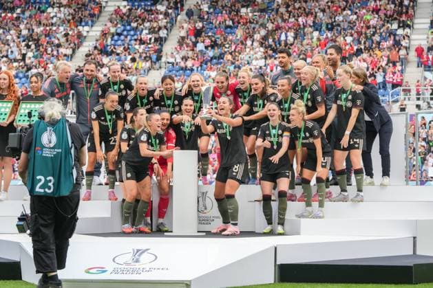 Google Pixel Womens Supercup, FC Bayern Munich vs VfL Wolfsburg, 30 08 2025 The FC Bayern Munich team with the trophy in hand Google Pixel Womens Supercup, FC Bayern Munich vs VfL Wolfsburg, BBBank Wildpark Karlsruhe, 30 08 2025 DFB DFL REGULATIONS PROHIBIT ANY USE OF PHOTOGRAPHS AS IMAGE SEQUENCES AND OR QUASI VIDEO Copyright: xBEAUTIFULxSPORTS Boscox