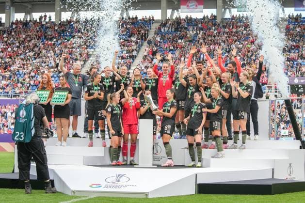 Google Pixel Womens Supercup, FC Bayern Munich vs VfL Wolfsburg, 30 08 2025 The FC Bayern Munich team with the trophy in hand Google Pixel Womens Supercup, FC Bayern Munich vs VfL Wolfsburg, BBBank Wildpark Karlsruhe, 30 08 2025 DFB DFL REGULATIONS PROHIBIT ANY USE OF PHOTOGRAPHS AS IMAGE SEQUENCES AND OR QUASI VIDEO Copyright: xBEAUTIFULxSPORTS Boscox