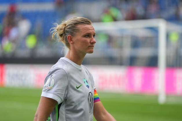 Google Pixel Womens Supercup, FC Bayern Munich vs VfL Wolfsburg, 30 08 2025 Alexandra Popp VfL Wolfsburg, 11 after the match Google Pixel Womens Supercup, FC Bayern Munich vs VfL Wolfsburg, BBBank Wildpark Karlsruhe, 30 08 2025 DFB DFL REGULATIONS PROHIBIT ANY USE OF PHOTOGRAPHS AS IMAGE SEQUENCES AND OR QUASI VIDEO Copyright: xBEAUTIFULxSPORTS Boscox