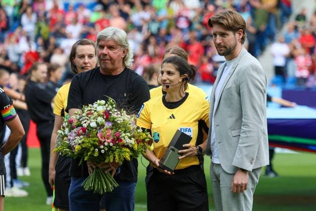 Karlsruhe, Germany 30 August 2025 DFB Supercup Women 2025 2026 FC Bayern Munich vs VfL Wolfsburg In the picture from left the second referee Dr Riem Hussein Germany is honored as referee of the year DFB regulations prohibit any use of photographs as image sequences and or quasi video BBBank Wildpark Baden Württemberg Copyright: xFotostandx xFantinix