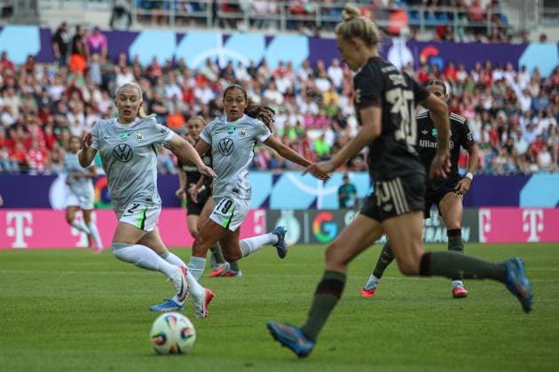 Thea Bjelde VfL Wolfsburg, 02 and Kessya Bussy VfL Wolfsburg, 19 Momoko Tanikawa FC Bayern Muenchen, 30 , GER, FC Bayern Muenchen vs VfL Wolfsburg, Google Pixel Womens Supercup, Final, 2025 2026, 30 08 2025, DFL REGULATES PROHIBIT ANY USE OF PHOTOGRAPHS AS IMAGE SEQUENCES AND OR QUASI VIDEO, GER, FC Bayern Muenchen vs VfL Wolfsburg, Google Pixel Womens Supercup, Final, 2025 2026, 30 08 2025 Karlsruhe Copyright: xEibner-Pressefoto JanxPrihodax EP_JPA