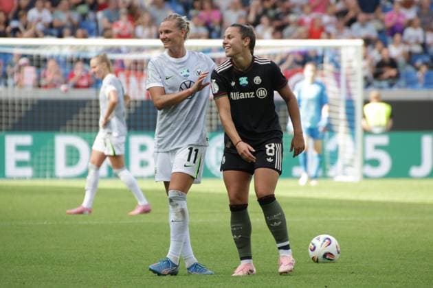 30 08 2025, xgrfx, Football DFB Supercup Women 2025, FC Bayern München VfL Wolfsburg v l Alexandra Popp VfL Wolfsburg , Lena Oberdorf FC Bayern München DFL DFB REGULATIONS PROHIBIT ANY USE OF PHOTOGRAPHS as IMAGE SEQUENCES and or QUASI VIDEO Karlsruhe