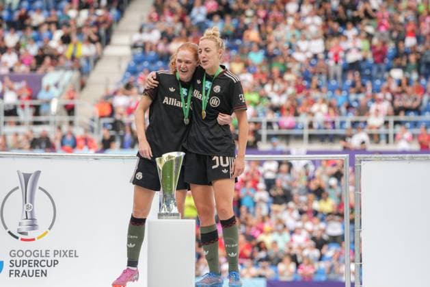 Google Pixel Womens Supercup, FC Bayern Munich vs VfL Wolfsburg, 30 08 2025 Stine Ballisager FC Bayern Munich, 3 and Carolin Simon FC Bayern Munich, 30 on stage with the medals Google Pixel Womens Supercup, FC Bayern Munich vs VfL Wolfsburg, BBBank Wildpark Karlsruhe, 30 08 2025 DFB DFL REGULATIONS PROHIBIT ANY USE OF PHOTOGRAPHS AS IMAGE SEQUENCES AND OR QUASI VIDEO Copyright: xBEAUTIFULxSPORTS Boscox