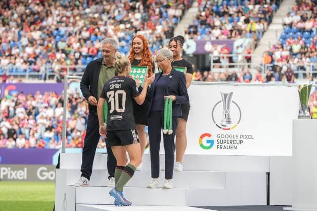 Google Pixel Womens Supercup, FC Bayern Munich vs VfL Wolfsburg, 30 08 2025 Carolin Simon FC Bayern Munich, 30 picking up the medal from Sabine Mammitzsch DFB Vice President for Womens and Girls Football Google Pixel Womens Supercup, FC Bayern Munich vs VfL Wolfsburg, BBBank Wildpark Karlsruhe, 30 08 2025 DFB DFL REGULATES PROHIBIT ANY USE OF PHOTOGRAPHS AS IMAGE SEQUENCES AND OR QUASI VIDEO Copyright: xBEAUTIFULxSPORTS Boscox