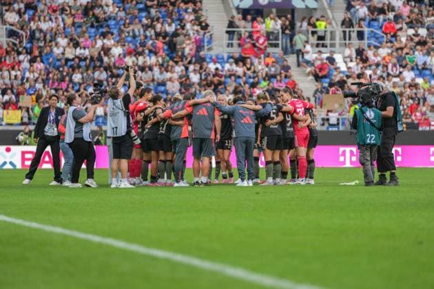 Google Pixel Womens Supercup, FC Bayern Munich vs VfL Wolfsburg, 30 08 2025 The winners of the Supercup after the match in the circle Google Pixel Womens Supercup, FC Bayern Munich vs VfL Wolfsburg, BBBank Wildpark Karlsruhe, 30 08 2025 DFB DFL REGULATIONS PROHIBIT ANY USE OF PHOTOGRAPHS AS IMAGE SEQUENCES AND OR QUASI VIDEO Copyright: xBEAUTIFULxSPORTS Boscox