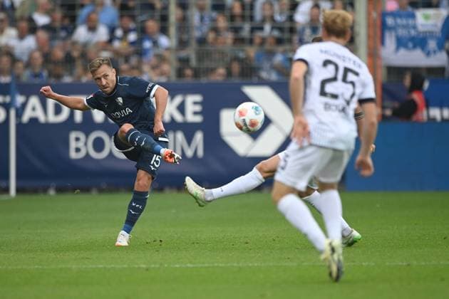 Felix PASSLACK BO vs Luca BOLEY MS action, duel, Football 2 Bundesliga, matchday 4, matchday 4, VfL Bochum BO SC Preussen Muenster MS 1 2 on 30 08 2025, Vonovia Ruhrstadion Bochum Germany DFL regulations prohibit any use of photographs as image sequences and or quasi video Â