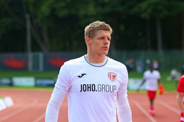 Bild: v.li.: Jakub Jakubov 1(Greifswalder FC) --- Regionalliga Nordost Greifswalder FC (rot) gegen Hallescher FC (grün) 30.08.2025 in Greifswald *** Picture from left Jakub Jakubov 1 Greifswalder FC Regionalliga Nordost Greifswalder FC red against Hallescher FC green 30 08 2025 in Greifswald