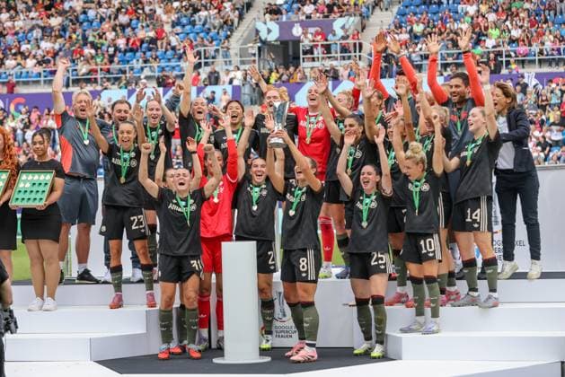 DEU, Karlsruhe, Bayern München vs VfL Wolfsburg, Google Pixel Supercup der Frauen, DFB, BBBank Wildpark, Finale, im Bild FC Bayern München gewinnt den Supercup der Frauen gegen den VfL Wolfsburg mit 4 1, Jubel und Freude mit dem Pokal DFB DFL REGULATIONS PROHIBIT ANY USE OF PHOTOGRAPHS AS IMAGE SEQUENCES AND OR QUASI VIDEO, 30 08 2025, Copyright: HMBxMedia HendrikxHamelau