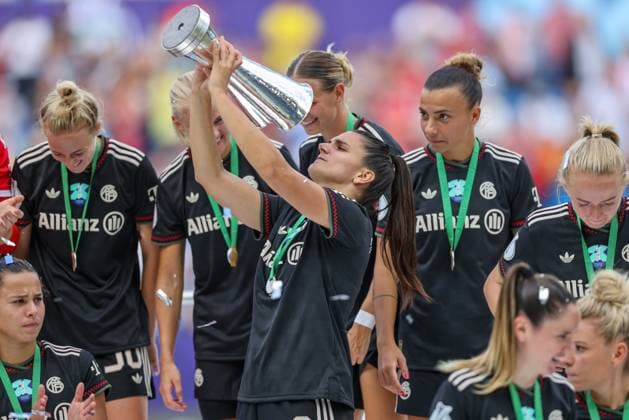 DEU, Karlsruhe, Bayern München vs VfL Wolfsburg, Google Pixel Supercup der Frauen, DFB, BBBank Wildpark, Finale, im Bild FC Bayern München gewinnt den Supercup der Frauen gegen den VfL Wolfsburg mit 4 1, Jubel und Freude mit dem Pokal, Jovana Damnjanović Bayern München 9 DFB DFL REGULATIONS PROHIBIT ANY USE OF PHOTOGRAPHS AS IMAGE SEQUENCES AND OR QUASI VIDEO, 30 08 2025, Copyright: HMBxMedia HendrikxHamelau