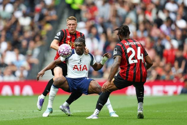 Mohammed Kudus of Tottenham Hotspur controls the ball while receiving pressure from Antoine Semenyo (24 Bournemouth) during the Premier League match between Tottenham Hotspur and Bournemouth at Tottenham Hotspur Stadium in London, England (Photo by Alexander Canillas Sports Press Photo SPP) Copyright: xAlexanderxCanillas SPPx Sportspressphoto_SPR18228
