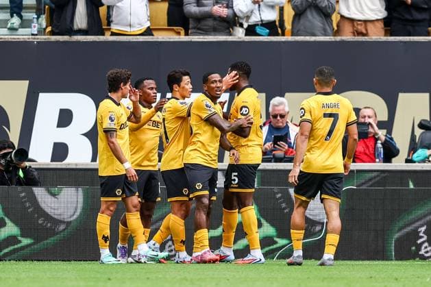 Wolverhampton Wanderers v Everton - Premier League Wolverhampton Wanderers Hwang Hee-Chan (3rd left) celebrates the goal with teammates during the Premier League match between Wolverhampton Wanderers and Everton at Molineux in Wolverhampton, England, on August 30, 2025. Wolverhampton West Midlands United Kingdom  Copyright: xMIxNewsx originalFilename:fletcher-wolverha250830_npE7E.jpg