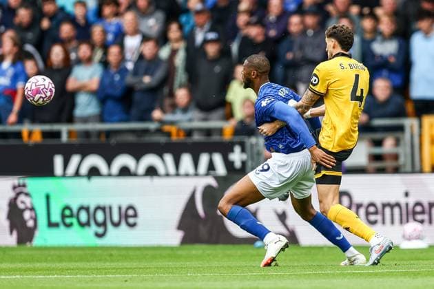 Wolverhampton Wanderers v Everton - Premier League Everton s Beto and Wolverhampton Wanderers Santiago Bueno battle to get to the ball during the Premier League match between Wolverhampton Wanderers and Everton at Molineux in Wolverhampton, England, on August 30, 2025. Wolverhampton West Midlands United Kingdom  Copyright: xMIxNewsx originalFilename:fletcher-wolverha250830_npKh2.jpg