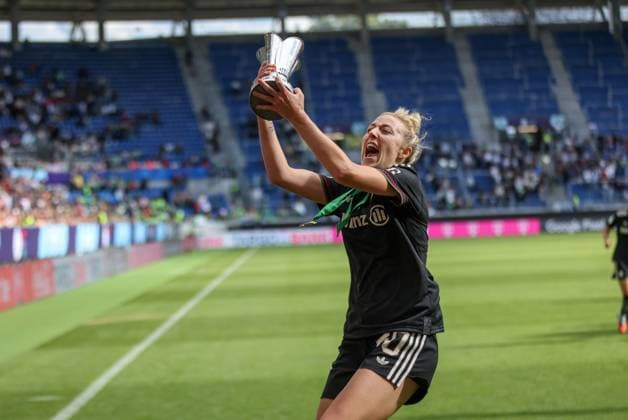 DEU, Karlsruhe, Bayern München vs VfL Wolfsburg, Google Pixel Supercup der Frauen, DFB, BBBank Wildpark, Finale, im Bild FC Bayern München gewinnt den Supercup der Frauen gegen den VfL Wolfsburg mit 4 1, Jubel und Freude mit dem Pokal Carolin Simon Bayern München 30 DFB DFL REGULATIONS PROHIBIT ANY USE OF PHOTOGRAPHS AS IMAGE SEQUENCES AND OR QUASI VIDEO, 30 08 2025, Copyright: HMBxMedia HendrikxHamelau