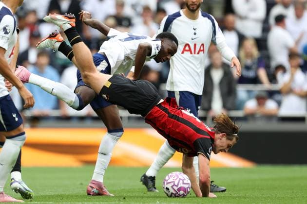 Tottenham Hotspur gegen Bournemouth 30. August 2025 London Premier League Fußball Tottenham Hotspur gegen AFC Bournemouth Alex Scott von Bournemouth wird von Pape Matar Sarr von Tottenham Hotspur gefoult Foto von Mark Leech London UK  Copyright: xMarkxLeechxOffside