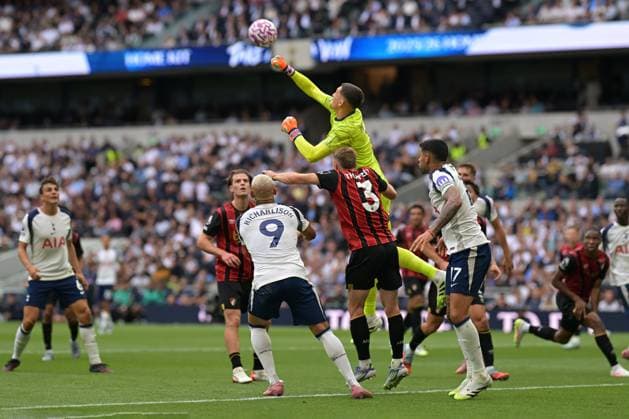 Spurs vs Bournemouth, Premier League Djordje Petrovic of Bournemouth FC halts a Spurs attack during the Spurs vs Bournemouth, Premier League match at the Tottenham Hotspur Stadium London. London Tottenham Hotspur Stadium UK Copyright: xMartinxDaltonx Spurs_Bournemouth_300825_MD_134