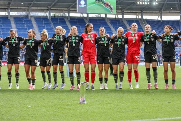 DEU, Karlsruhe, Bayern München vs VfL Wolfsburg, Google Pixel Supercup der Frauen, DFB, BBBank Wildpark, Finale, im Bild FC Bayern München gewinnt den Supercup der Frauen gegen den VfL Wolfsburg mit 4 1, Jubel und Freude mit dem Pokal DFB DFL REGULATIONS PROHIBIT ANY USE OF PHOTOGRAPHS AS IMAGE SEQUENCES AND OR QUASI VIDEO, 30 08 2025, Copyright: HMBxMedia HendrikxHamelau