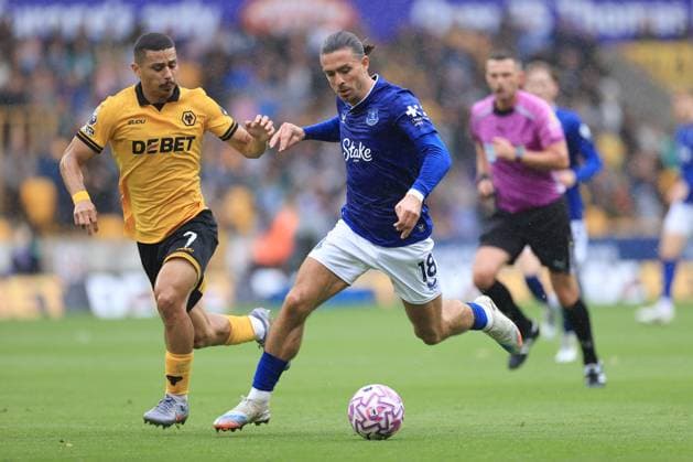 Fußball Premier League Wolverhampton Wanderers v Everton 30. August 2025 Premier League Wolverhampton Wanderers v Everton Jack Grealish von Everton kämpft mit Andre von Wolverhampton Wanderers Foto Simon Stacpoole Abseits Wolverhampton UK  Copyright: xSimonxStacpoolexOffside