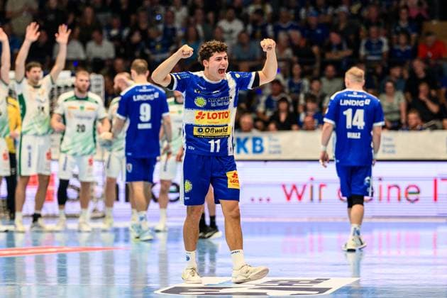 Gian, Attenhofer right wing, ThSV Eisenach, 11 cheers into the half-time break GER, Thuringia, ThSV Eisenach vs SC DHfK Leipzig, East derby, derby, season opener, season start, 1 Daikin Handballbundesliga, handball, 1 matchday, Season 2025 2026, 16 00 hrs, 30 08 2025 GER, Thuringia, ThSV Eisenach vs SC DHfK Leipzig, Eastern derby, derby, season opener, start of season, 1 Daikin Handball Bundesliga, handball, 1 matchday, season 2025 2026, 16 00 hrs, 30 08 2025 Eisenach Copyright: xEibner-Pressefoto MartinxHerbstx EP_MHT