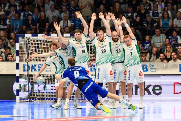 Max Beneke ThSV Eisenach, 9 against the Leipzig wall, Staffan, Peter right wing, SC DHfK Leipzig, 18 , Adam, Loenn left back, SC DHfK Leipzig, 15 , Marko, Mamic left back, SC DHfK Leipzig, 14 , William, Bogojevic left back, SC DHfK Leipzig, 20 , Moritz, Preuss wing, SC DHfK Leipzig, 24 , Tomas, Piroch right back, SC DHfK Leipzig, 7 GER, Thuringia, ThSV Eisenach against SC DHfK Leipzig, East derby, derby, season contract, season start, 1 Daikin Handballbundesliga, handball, 1 matchday, 2025 2026 season, 16 00 hrs, 30 08 2025 GER, Thuringia, ThSV Eisenach against SC DHfK Leipzig, East derby, derby, season contract, season start, 1 Daikin Handballbundesliga, handball, 1 matchday, 2025 2026 season, 16 00 hrs, 30 08 2025 Eisenach Copyright: xEibner-Pressefoto MartinxHerbstx EP_MHT