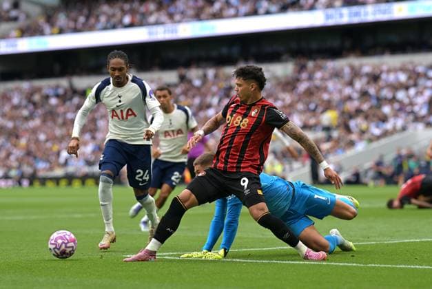 Spurs vs Bournemouth, Premier League Guglielmo Vicario Goalkeeper of Tottenham Hotspur halts Evanilson of Bournemouth FC during the Spurs vs Bournemouth, Premier League match at the Tottenham Hotspur Stadium London. London Tottenham Hotspur Stadium UK Copyright: xMartinxDaltonx Spurs_Bournemouth_300825_MD_255