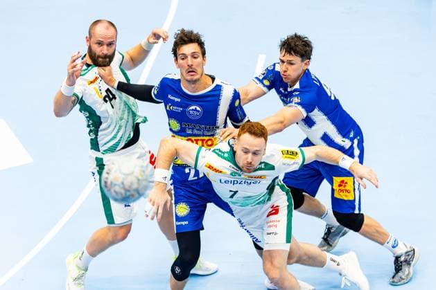30 08 2025, GER, Handball, Men, Season 25 26, Daikin 1 Bl, 1 Matchday ThSV Eisenach SC DHfK Leipzig Moritz Preuss SC DHfK Leipzig tries to poop the Eisenach defense together with a midfielder on the ball, with in the picture Tillman Leu ThSV Eisenach,99 , Phillip Meyer ThSV Eisenach,27 99817 Eisenach Werner Assmann Halle Am Sportp Thueringen Germany