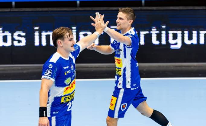 30 08 2025, GER, Handball, Men, Season 25 26, Daikin 1 Bl, 1 Matchday ThSV Eisenach SC DHfK Leipzig Vincent Buechner ThSV Eisenach,74 celebrating together with Felix Aellen ThSV Eisenach,22 99817 Eisenach Werner Assmann Halle Am Sportp Thueringen Germany