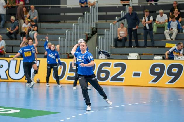 HSG Blomberg Lippe GER vs Buxtehuder SV GER , Handball, 1 Handball Bundesliga Frauen, 1 Spieltag, 30 08 2025, Blomberg Maxi Muehlner HSG Blomberg Lippe, 10 beim Aufwaermen Blomberg Sporthalle an der Ulmenallee Germany