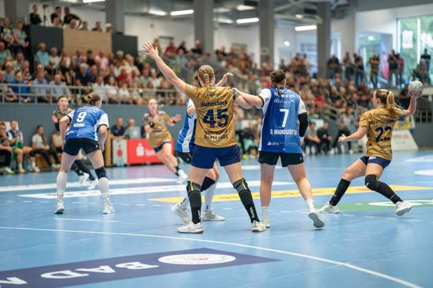 HSG Blomberg Lippe GER vs Buxtehuder SV GER , Handball, 1 Handball Bundesliga Women, 1 Matchday, 30 08 2025, Blomberg Jolina Huhnstock Buxtehuder SV, 45 is defended by Diana Magnusdottir HSG Blomberg Lippe, 07 Blomberg Sporthalle an der Ulmenallee Germany