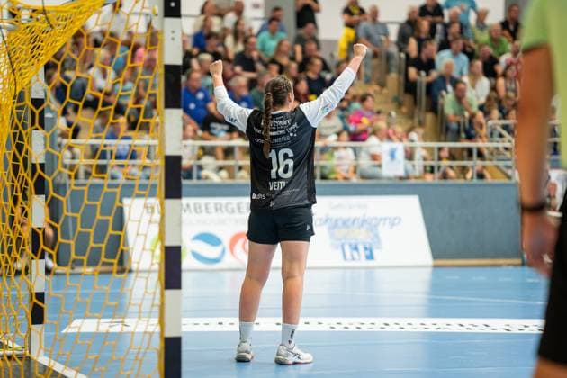 HSG Blomberg Lippe GER vs Buxtehuder SV GER , Handball, 1 Handball Bundesliga Women, 1 Matchday, 30 08 2025, Blomberg Melanie Veith HSG Blomberg Lippe, 16 cheers after a save Blomberg Sporthalle an der Ulmenallee Germany
