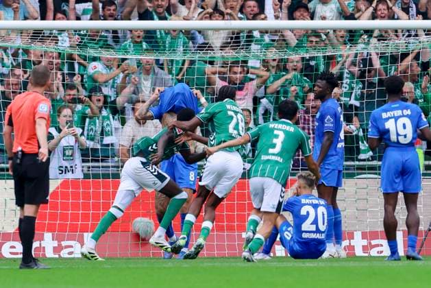 Sport Bilder des Tages Karim Coulibaly (Werder Bremen) bejubelt seinen Treffer mit den Teamkollegen, Bundesliga, SV Werder Bremen v Bayer 04 Leverkusen, Weserstadion am 30. August 2025 in Bremen, Deutschland. (Foto von Marco Steinbrenner DeFodi Images) Karim Coulibaly (Werder Bremen) celebrates his goal with teammates, Bundesliga, SV Werder Bremen v Bayer 04 Leverkusen, Weserstadion, August 30, 2025 in Bremen, Germany. (Photo by Marco Steinbrenner DeFodi Images) DFL regulations prohibit any use of photographs as image sequences and or quasi-video. *** Karim Coulibaly Werder Bremen celebrates his goal with teammates, Bundesliga, SV Werder Bremen v Bayer 04 Leverkusen, Weserstadion, August 30, 2025 in Bremen, Germany Photo by Marco Steinbrenner DeFodi Images Karim Coulibaly Werder Bremen celebrates his goal with teammates, Bundesliga, SV Werder Bremen v Bayer 04 Leverkusen, Weserstadion, August 30, 2025 in Bremen, Germany Photo by Marco Steinbrenner DeFodi Images DFL regulations prohibit any use of photographs as image sequences and or quasi video
