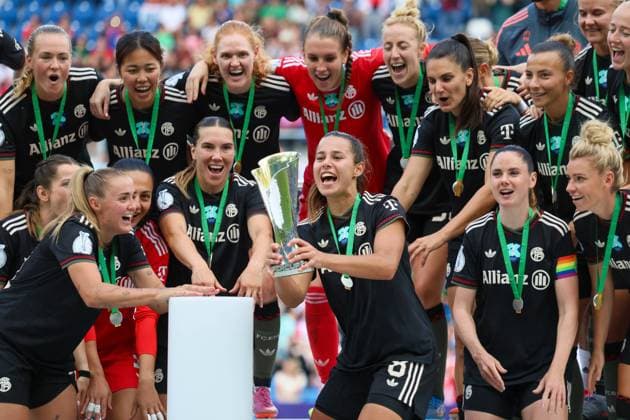 Sport Bilder des Tages Karlsruhe, Deutschland 30. August 2025: DFB - Supercup - Frauen - 2025 2026 - FC Bayern München vs. VfL Wolfsburg Im Bild: Lena Oberdorf (FCB), mittig im Bild, hält den Pokal bei der Siegerehrung des Google Pixel Supercups 2025 und jubelt mit ihren Mannschaftskolleginnen DFB regulations prohibit any use of photographs as image sequences and or quasi-video BBBank Wildpark Baden Württemberg *** Karlsruhe, Germany 30 August 2025 DFB Supercup Women 2025 2026 FC Bayern Munich vs VfL Wolfsburg In the picture Lena Oberdorf FCB , center in the picture, holds the trophy at the award ceremony of the Google Pixel Supercup 2025 and cheers with her teammates DFB regulations prohibit any use of photographs as image sequences and or quasi video BBBank Wildpark Baden Württemberg Copyright: xFotostandx xFantinix