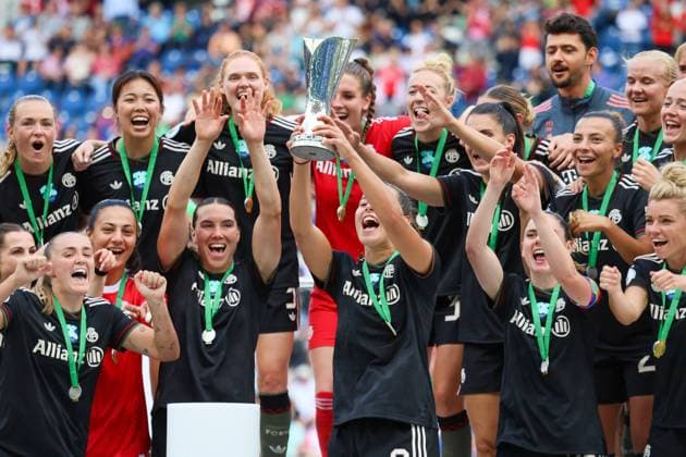 Karlsruhe, Germany 30 August 2025 DFB Supercup Women 2025 2026 FC Bayern Munich vs VfL Wolfsburg In the picture Lena Oberdorf FCB , center in the picture, holds the trophy at the award ceremony of the Google Pixel Supercup 2025 and cheers with her teammates DFB regulations prohibit any use of photographs as image sequences and or quasi video BBBank Wildpark Baden Württemberg Copyright: xFotostandx xFantinix